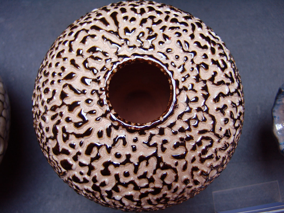 《珍珠釉蠸Pearl glaze》  尺寸：270mm×250mm  陶  2007年创作